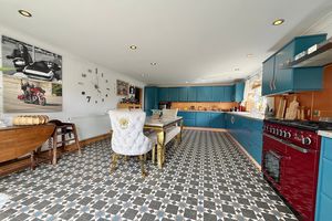 Kitchen/Breakfast Room- click for photo gallery